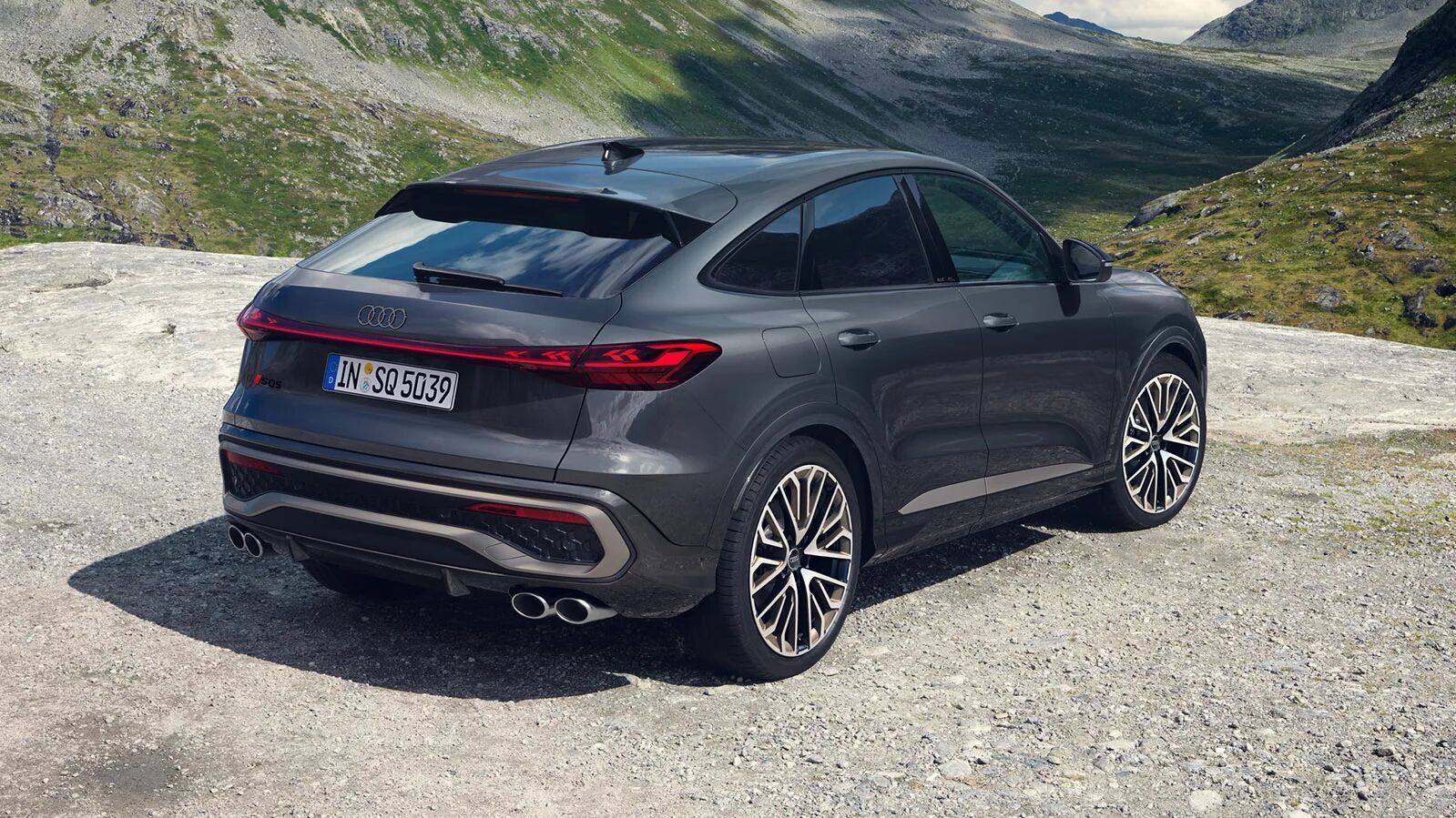 Audi SQ5 Sportback in Daytonagrau Perleffekt, Heckansicht mit LED-Lichtleiste, vier Endrohren und 21-Zoll-Leichtmetallrädern.