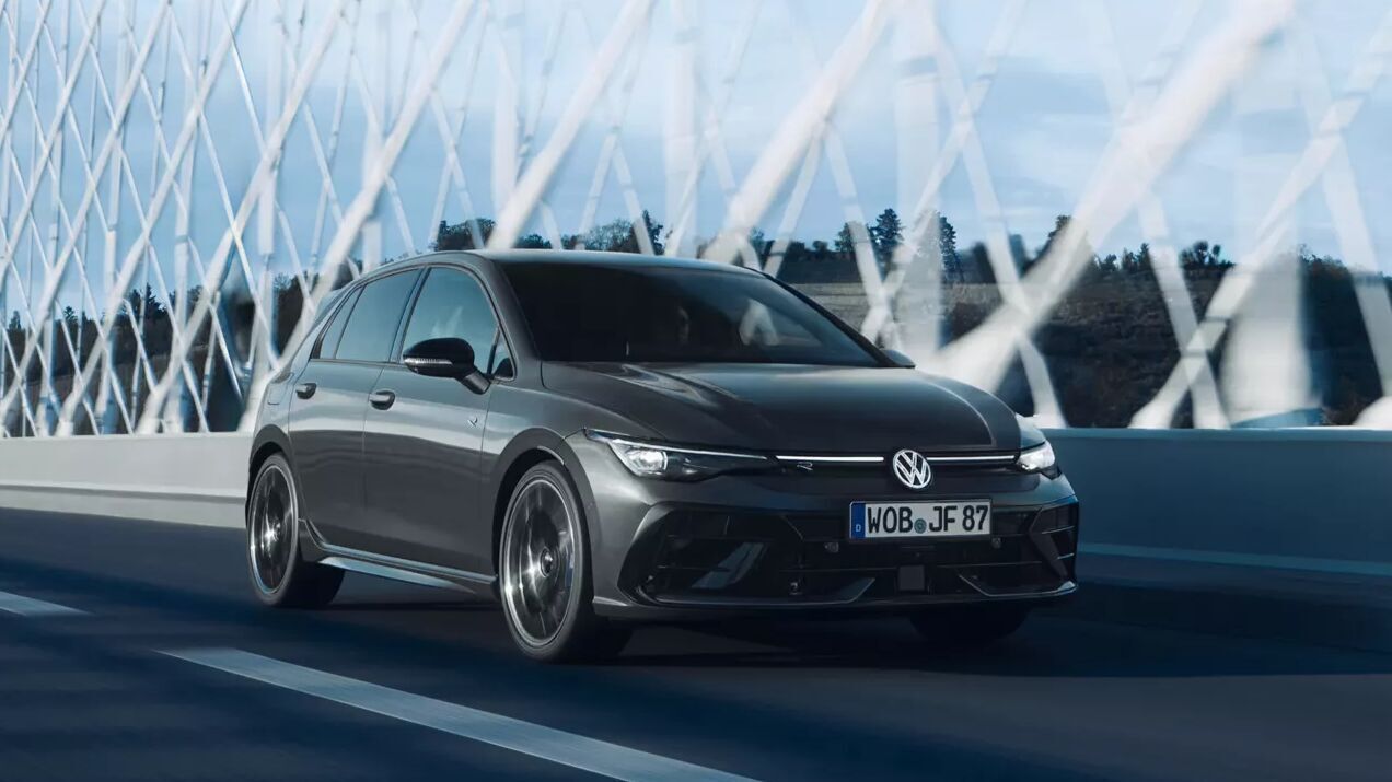 Der VW Golf R fährt kraftvoll über eine moderne Brücke. Die sportliche Abstimmung und das präzise Handling stehen für maximale Performance.