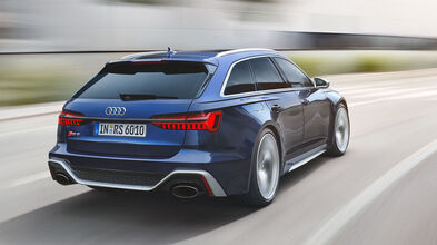 Der Audi RS6 von hinten, mit kräftigem Diffusor, ovalen Endrohren und auffälligen LED-Rückleuchten, in voller Bewegung.