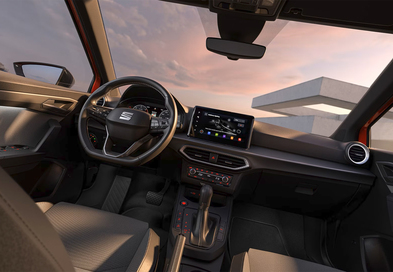 Innenraum mit modernen Assistenzsystemen wie Müdigkeitsassistenten und Travel Assist für mehr Fahrkomfort.