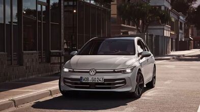 Der VW Golf Generation 8 als Neuwagen Nachgänger vom Golf 7 in der Farbe Pure White mit guter Ausstattung. Der VW Golf steht draußen auf der Straße.