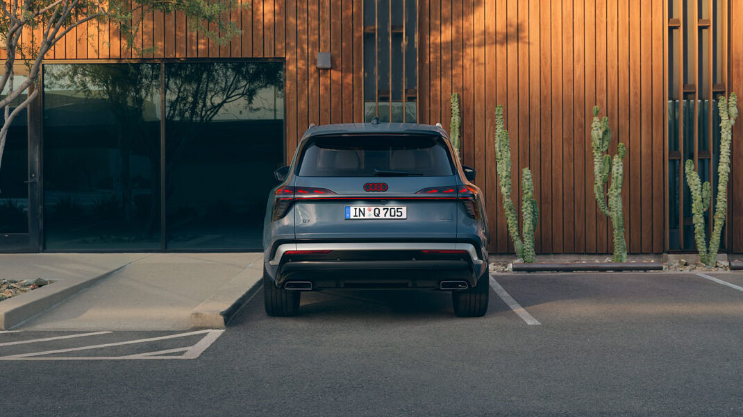 Audi Q7 SUV in der Heckansicht vor einem orangenen Gebäude