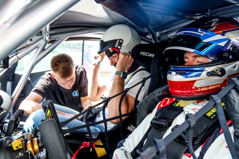 Rennfahrer im Rennwagen