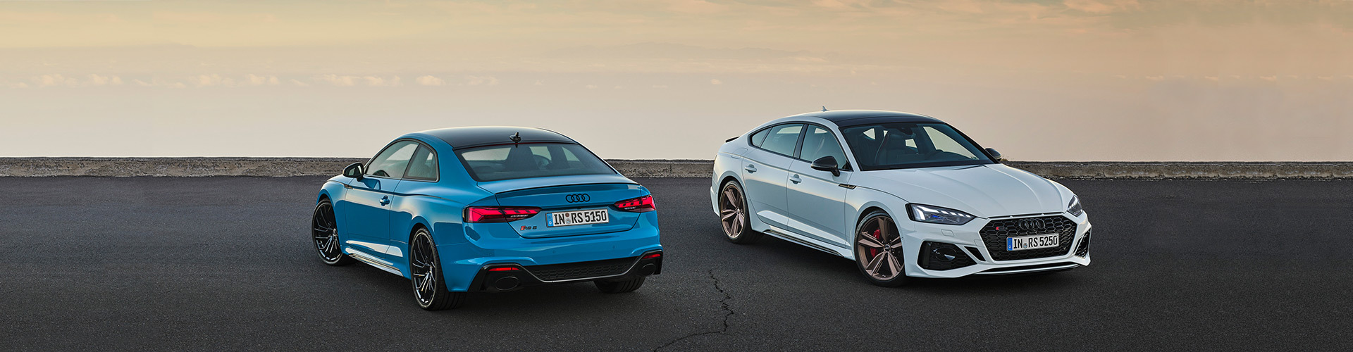 Audi RS 5 Coupe in blau und RS 5 Sportback in weiß
