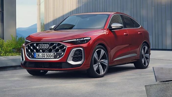 Audi SQ5 Sportback in Rotmetallic mit 21-Zoll-Leichtmetallrädern im 5-Speichen-Design.