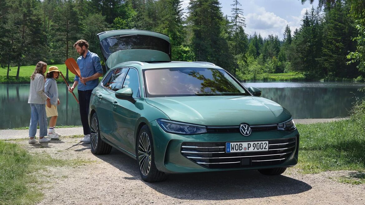 VW Passat in grün an einem See mit Menschen