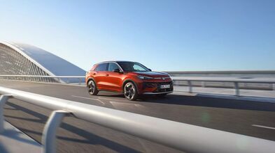 Der neue vw t-roc rot seitenansicht auf einer Straße