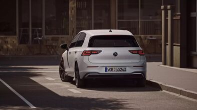 Das Bild zeigt ein Auto der Baureihe VW Golf (Generation 8) mit moderner Ausstattung. Der Golf ist mit einer vielfältigen Motorenpalette erhältlich.