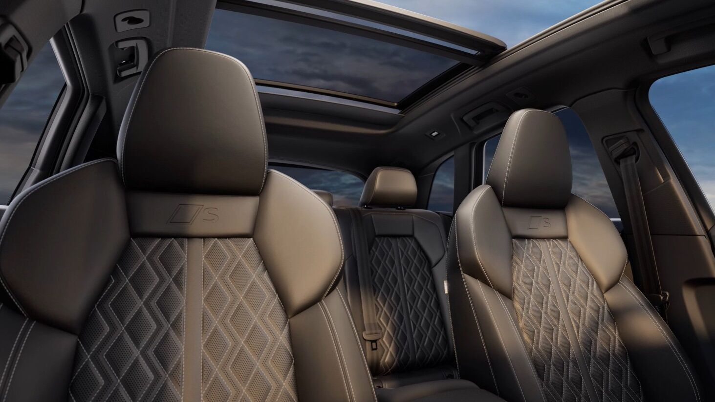 Interieur S mit S-Sportsitze in schwarzem Leder mit Rautensteppung, Kontrastnähte in Grau und Panoramadach.