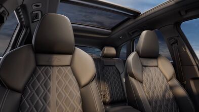 Interieur S mit S-Sportsitze in schwarzem Leder mit Rautensteppung, Kontrastnähte in Grau und Panoramadach.