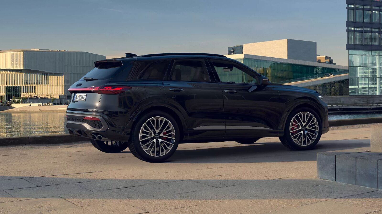 SQ5 Suv Edition one in Tiefschwarz mit roten Bremssätteln wirkt kraftvoll und dynamisch.