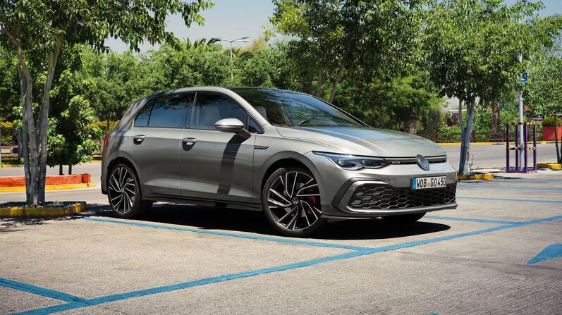 Auf einem Parkplatz steht ein Volkswagen Golf GTD als Diesel-Modell der 8. Generation in Grau.“  VW Golf GTD  Der Golf GTD bietet die sportliche Ausstrahlung des GTI, kombiniert mit der Ausdauer und Effizienz eines modernen TDI-Dieselmotors. Optisch tritt er eigenständig auf: mit einer markanten Lichtsignatur in Weiß, einem spezifischen Kühlergrill mit Wabenstruktur und dynamisch gezeichneten Linien im Frontbereich. Die Design-Sprache ist kraftvoll, ohne aufdringlich zu wirken – perfekt für sportliche Langstreckenfahrer. Auch innen überzeugt der GTD mit sportlicher Eleganz: bequeme, gut konturierte Sitze, ein digitales Cockpit mit spezifischer Darstellung, moderne Assistenzsysteme und intuitive Bedienung über das zentrale Infotainment-Display. Die Ambientebeleuchtung sorgt für eine angenehme Lichtstimmung, während das Fahrwerk sowohl Komfort als auch Agilität garantiert. Der GTD ist der Golf für alle, die sportlich unterwegs sein wollen – ohne dabei auf Effizienz zu verzichten.