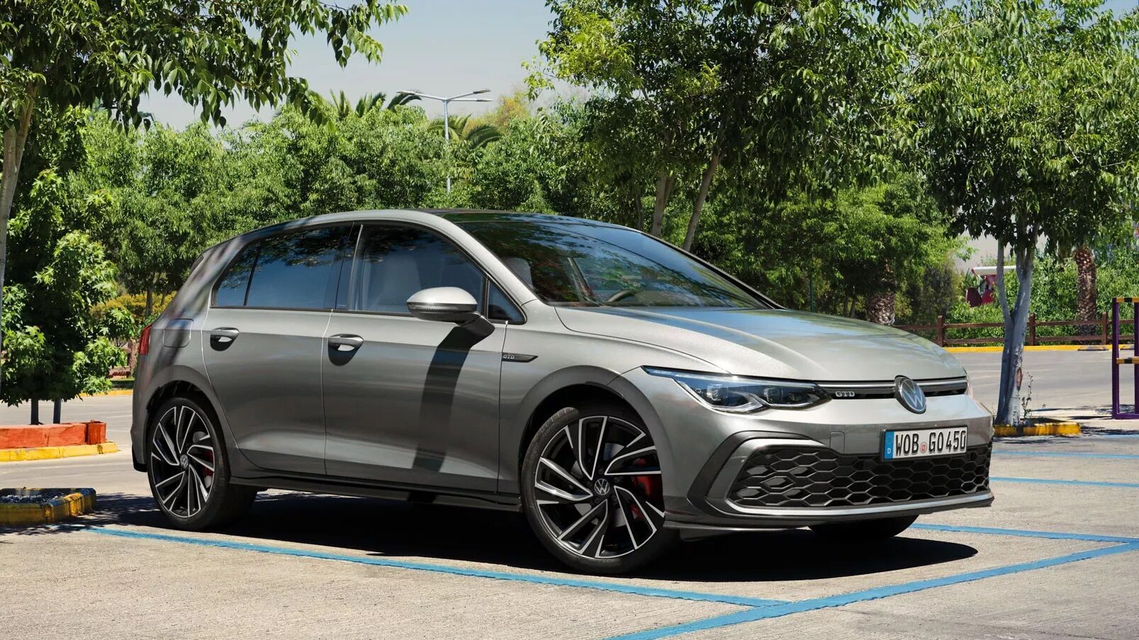 Der VW Golf GTD steht auf einem Parkplatz und zeigt seine sportliche Seite mit markanten Felgen. Der effiziente Kraftstoffverbrauch unterstreicht den Charakter dieses Modells.