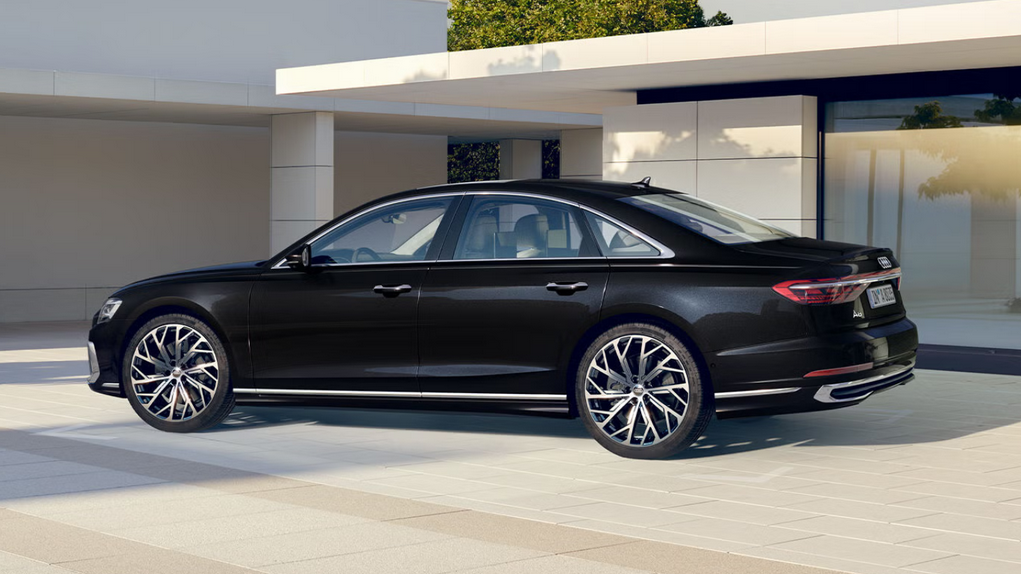 Der Audi A8 in schwarzer Lackierung steht für Luxus mit gestreckter Silhouette, fein gezeichneten LED-Leuchten, eleganten Chromdetails und exklusiven Mehrspeichenfelgen.