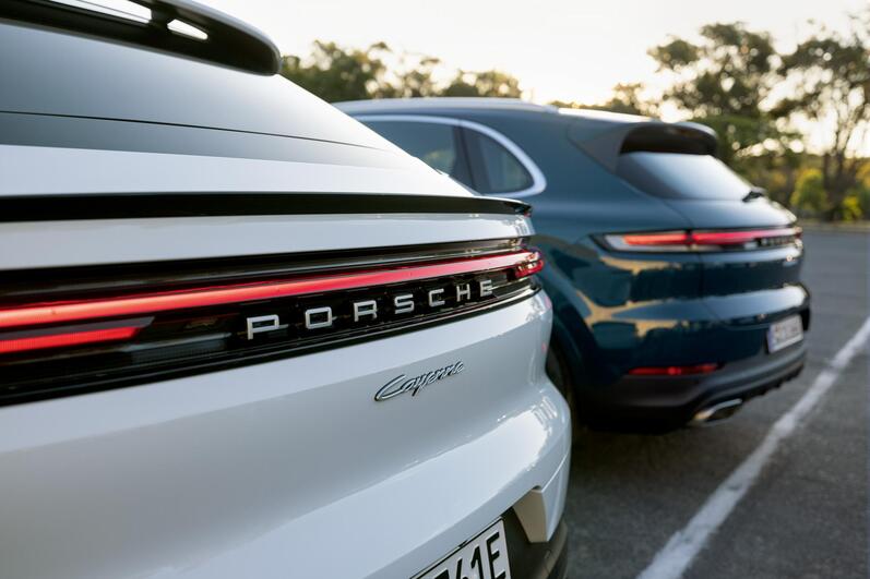 Modellvarianten: Heckansicht des Porsche Cayenne und Cayenne Coupé und Cayenne Basis, Auto, Radstand, Facelift, Benzin