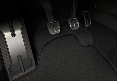 Kontraststarke Details unterstreichen den sportlichen Charakter.