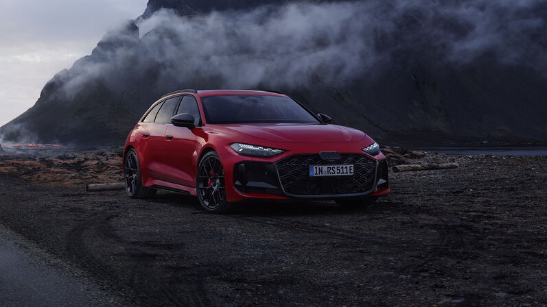 RS 5 Avant Sportwagen mit markanter Front und Lufteinlässe.