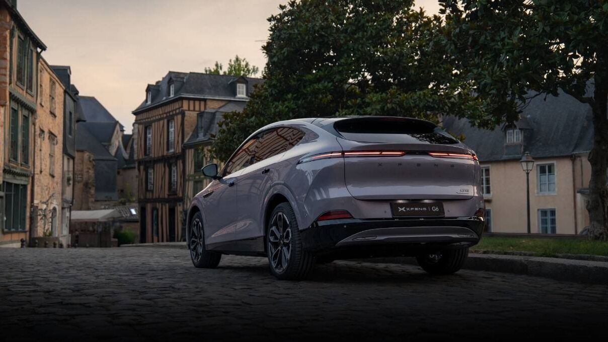XPENG G6 Heckansicht – aerodynamisches SUV-Coupé mit durchgehendem LED-Lichtband