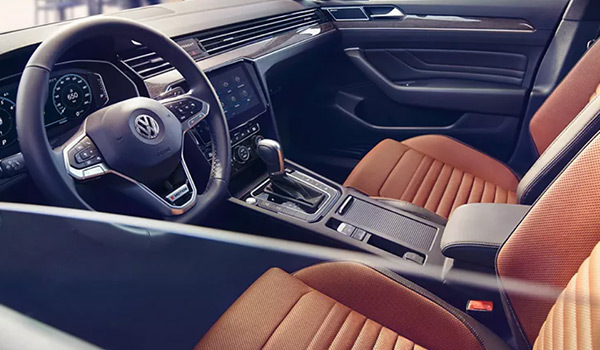 Der Innenraum des VW Passat mit braunem Leder