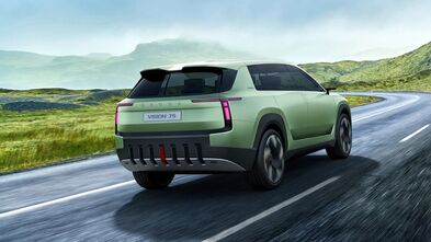 Der Vision 7S fährt durch eine grüne Landschaft. Mit einer schönen Designsprache und reichlich Reichweite dank großem Akku.