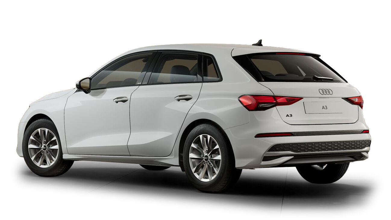 Der Audi A3 Sportback in Arkonaweiß in der Heckansicht