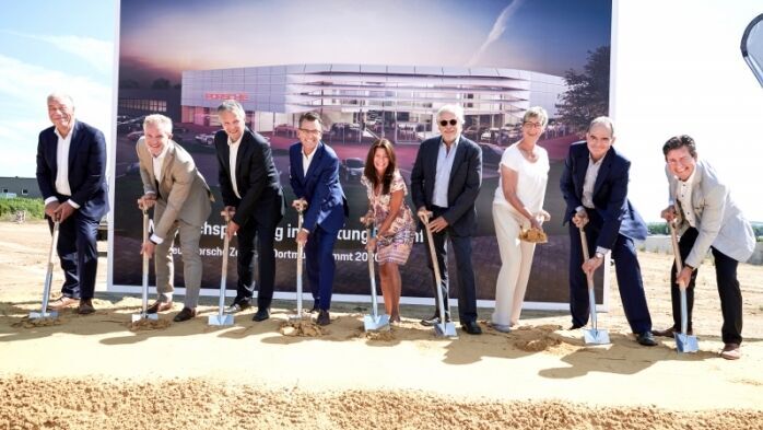 Hülpert Mitarbeiter stecken Spaten in Boden des neuen Porsche Zentrums in Dortmund