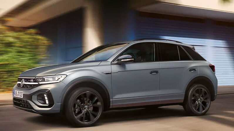 T-Roc in grau fährt die Straßen entlang.