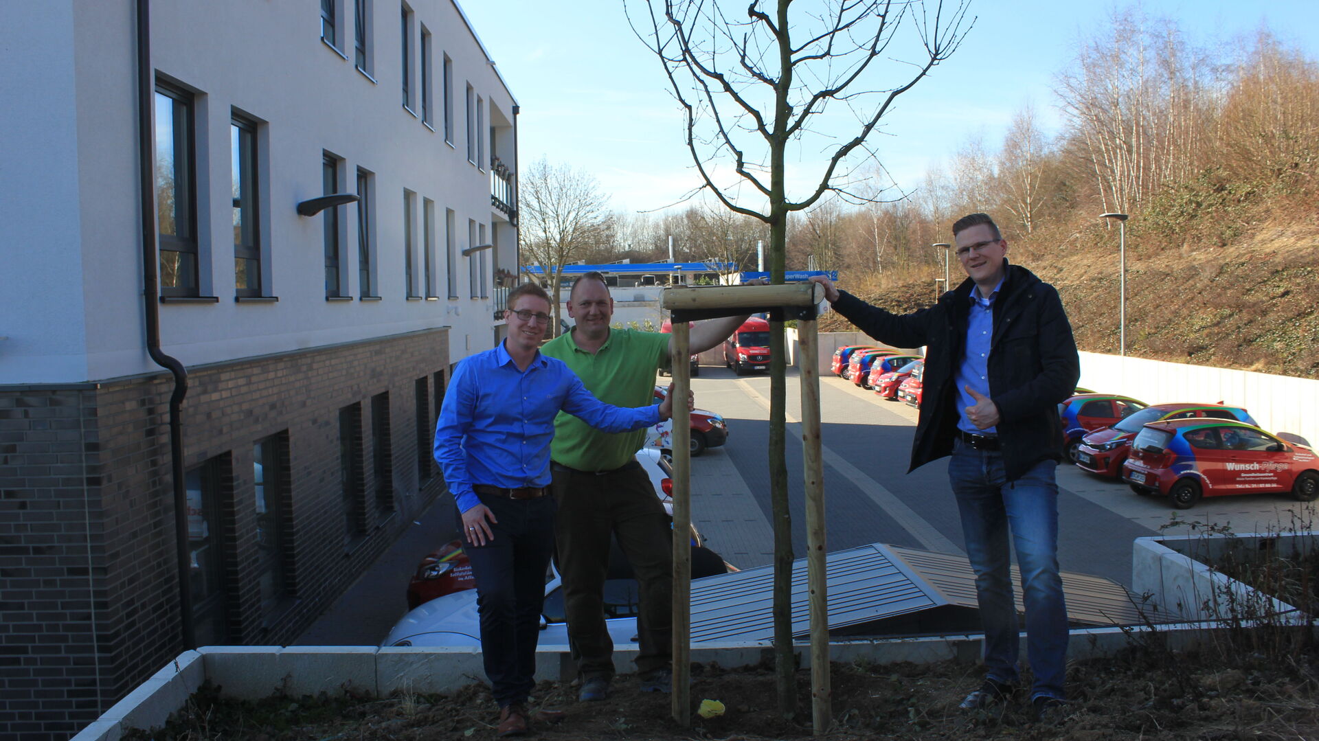 Freuen sich über das neue Grün (v.l.): Stefan Hoffmann (Mitarbeiter der Geschäftsführung der Wunsch Pflege GmbH); Christian Lücke (Inhaber Freiraum-Gartengestaltung Lücke), Nico Sehlmeyer (Leiter der Immobilienabteilung der Hülpert GmbH)