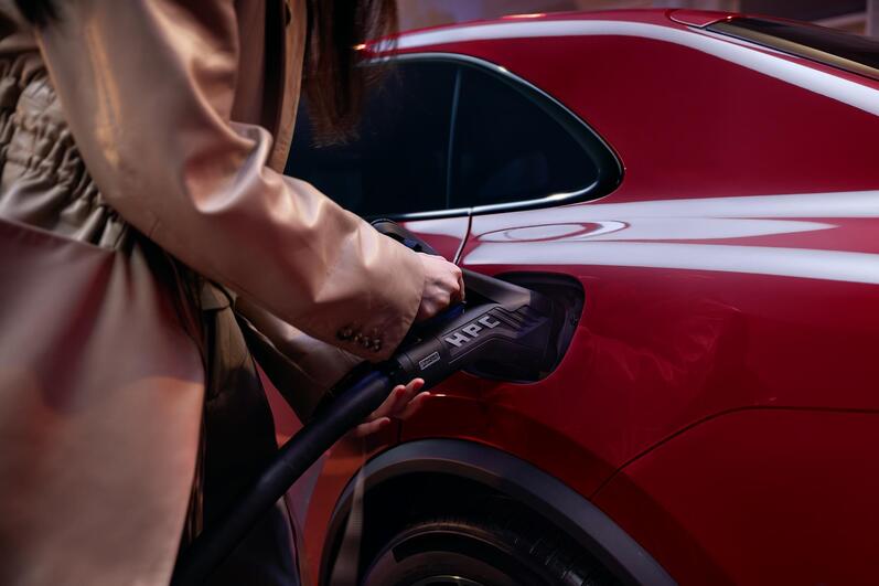 Porsche Macan während des Ladevorgangs