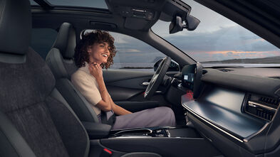 Audi Q3 Innenraum: Lächelnde Frau auf Fahrersitz
