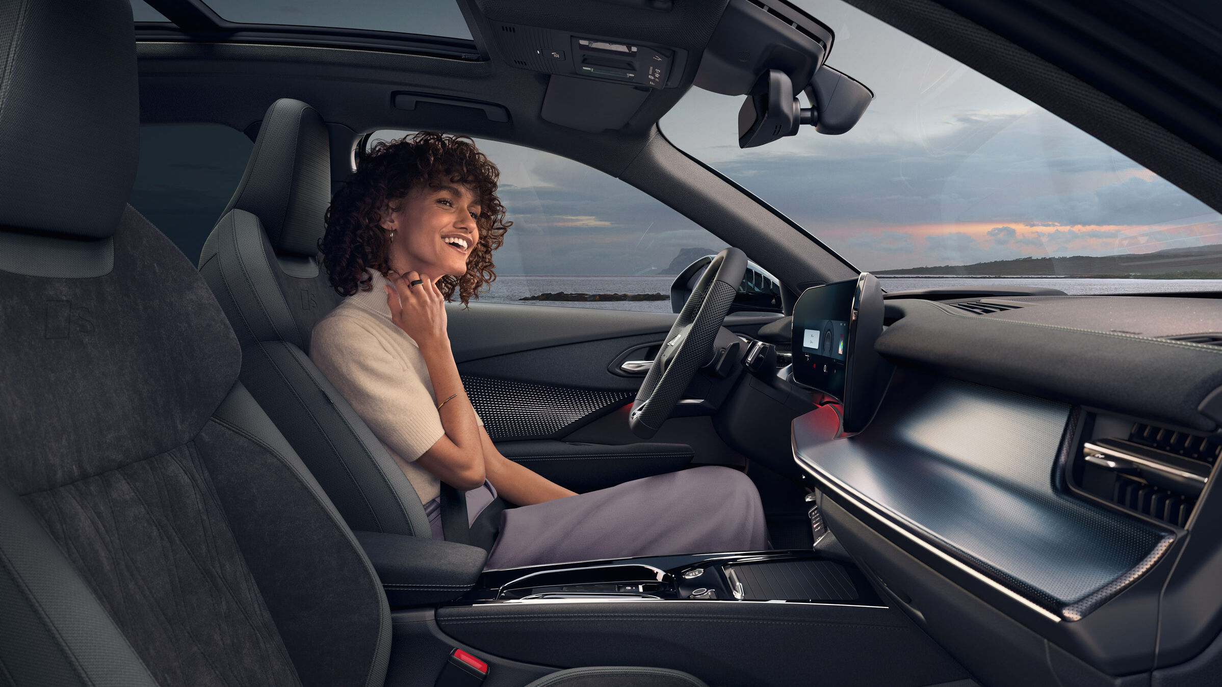 Audi Q3 Innenraum: Lächelnde Frau auf Fahrersitz