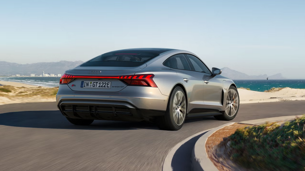 Der Audi S e-tron GT zeigt eine aerodynamische Silhouette mit durchgehendem LED-Hecklicht, sportlichem Diffusor und elektrischer High-Performance.