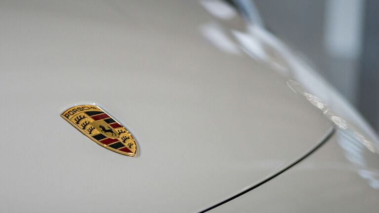 Detailaufnahme des Porsche Logo