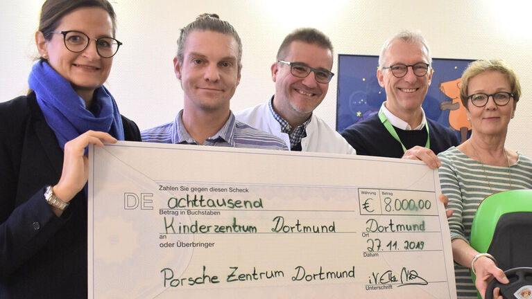 Das Porsche Zentrum Dortmund überreicht einen Spendenscheck an das Westfälische Kinderzentrum des Klinikums Dortmund