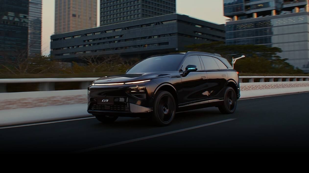 XPENG G9 Black Edition in Bewegung mit sportlichem Design