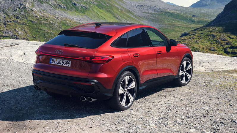 Audi SQ5 Sportback in Rotmetallic, Heckansicht mit LED-Heckleuchten, Dachspoiler und 21-Zoll-Leichtmetallrädern.