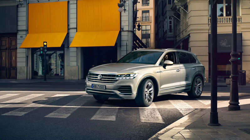 VW Touareg parkt in der Stadt.