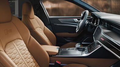 Hochwertiger Innenraum mit sportlichen RS-Sportsitzen in Leder, edlem Dekor und klar strukturierter Mittelkonso