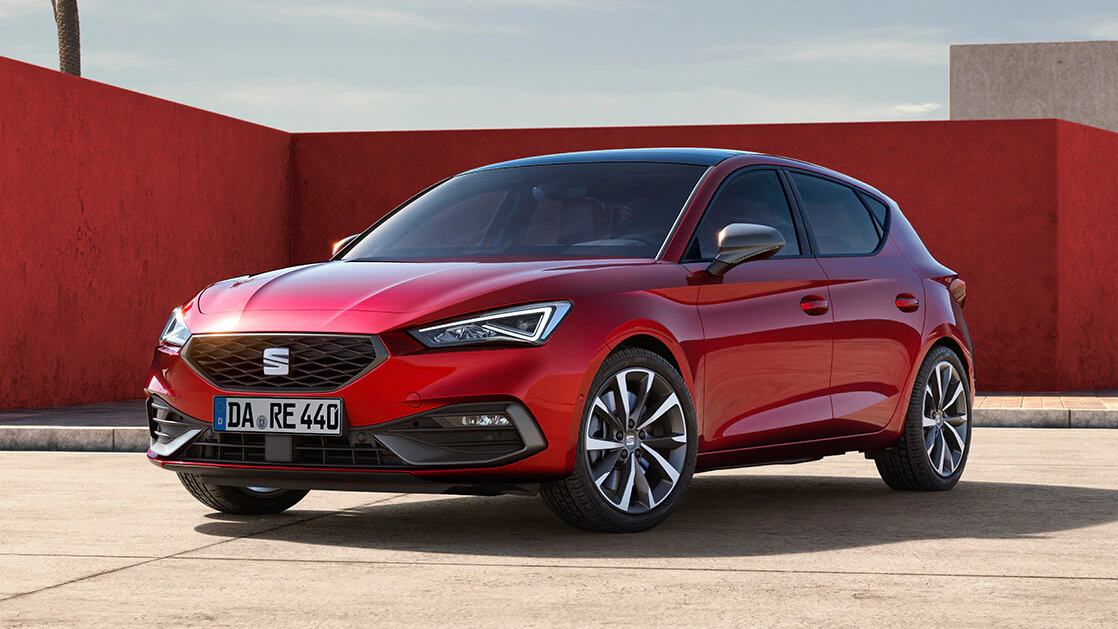 SEAT Leon Gebrauchtwagen mit sportlichem Design und markanter Front für dynamischen Fahrspaß im Alltag.