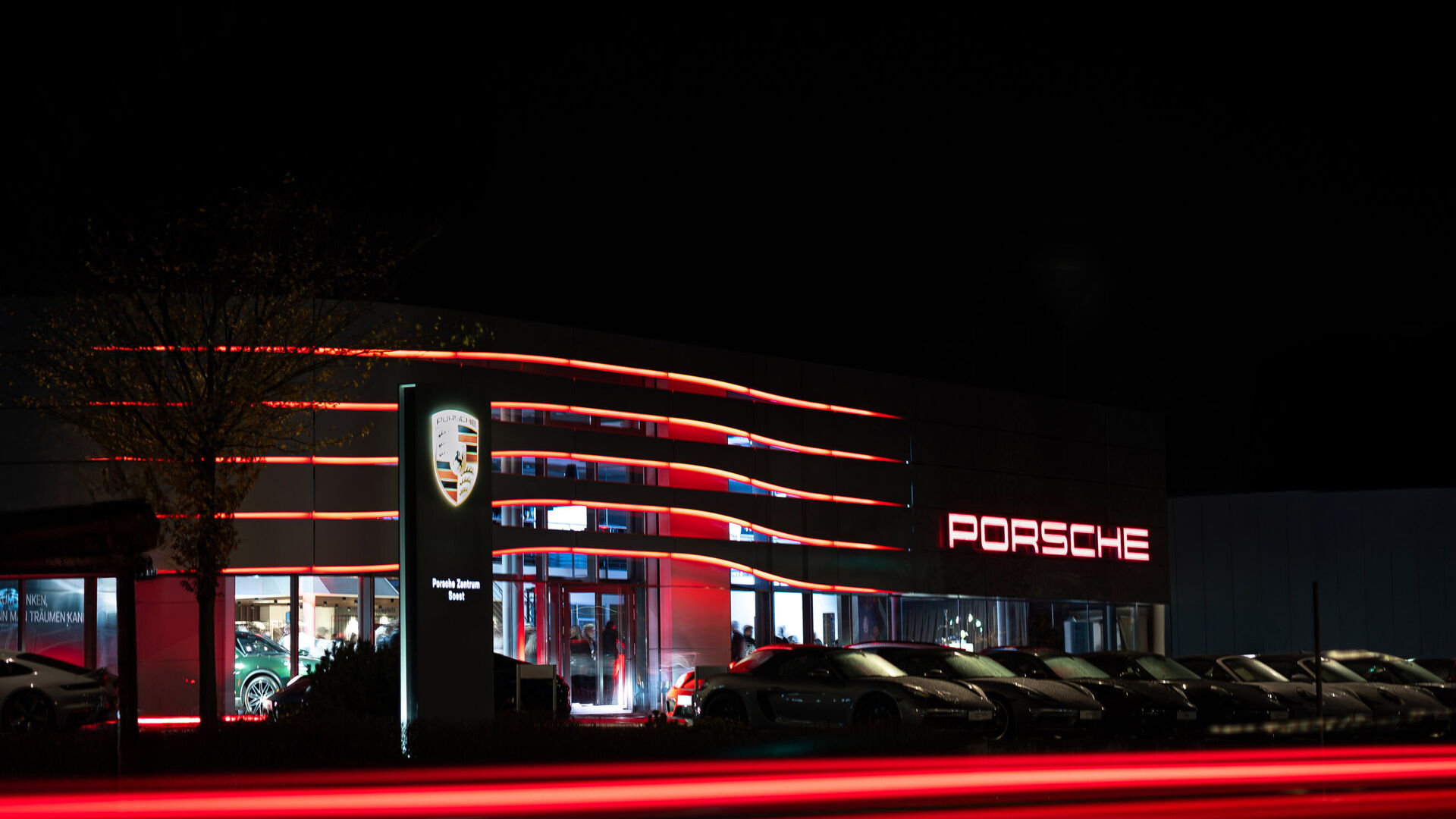 Porsche Zentrum Soest rot beleuchtet bei Nacht