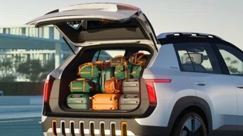 Geöffneter Kofferraum mit mehreren Reisetaschen, viel Platz für das nächste abenteuer im elektrischen kompakt suv.