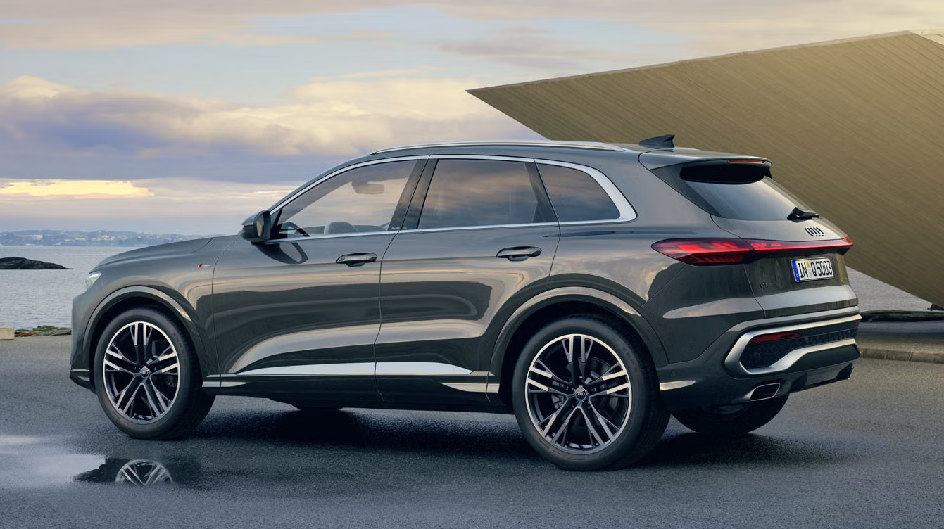 Der Audi Q5 in grauer Lackierung überzeugt mit kraftvoller Seitenlinie, präzise integrierten LED-Leuchten und markanten Radhäusern für einen dynamischen SUV-Auftritt.