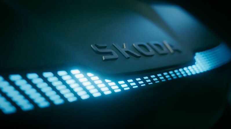 Beleuchteter Škoda-Schriftzug mit futuristischem LED-Lichtband, ein starkes Detail der neuen Positionierung.