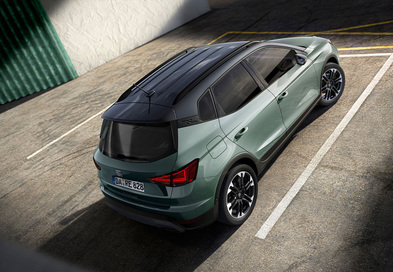 Seat Arona Crossover SUV mit sportlichem Design, zweifarbiger Lackierung in Grün Metallic mit schwarzem Dach und markanter Dachlinie.