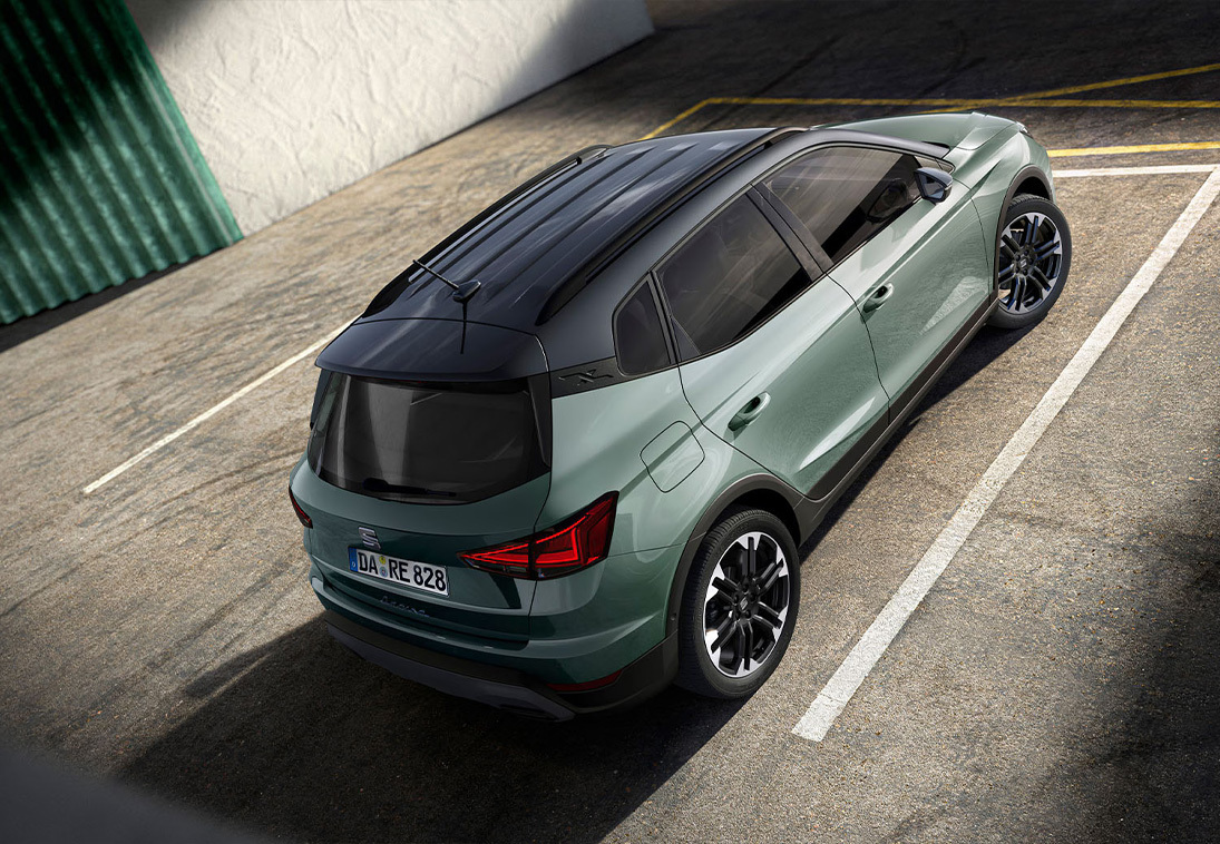 Seat Arona Crossover SUV mit sportlichem Design, zweifarbiger Lackierung in Grün Metallic mit schwarzem Dach und markanter Dachlinie.