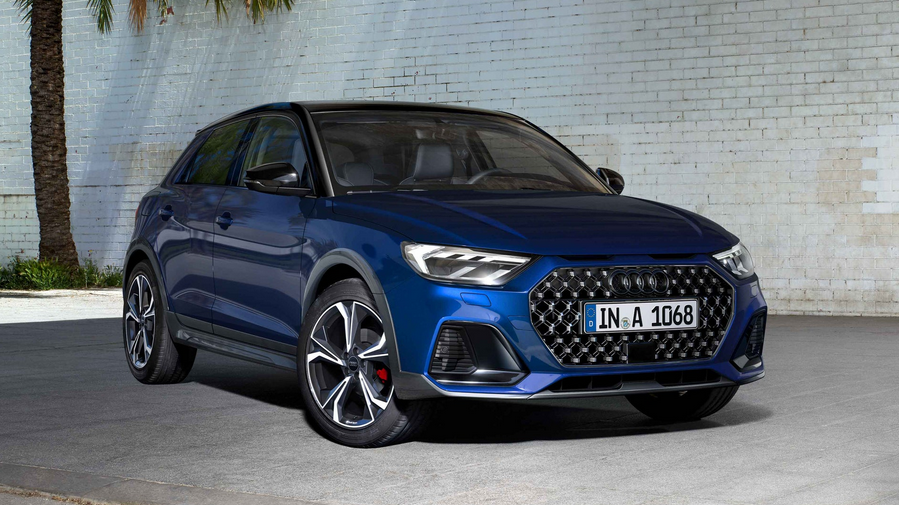 Der blaue Audi A1 überzeugt mit sportlicher Lackierung, markantem Singleframe-Grill, scharf gezeichneten LED-Scheinwerfern und dynamischen Leichtmetallfelgen.
