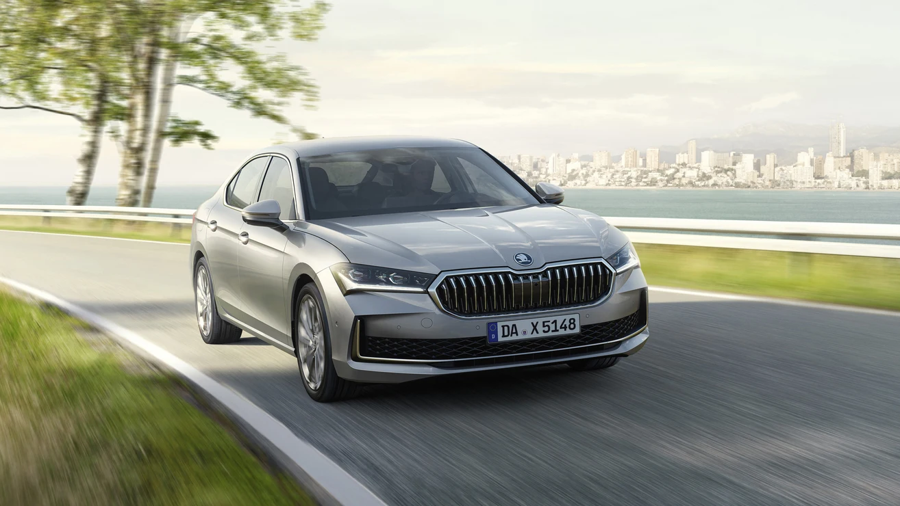 Škoda Superb Gebrauchtwagen mit hochwertiger Optik, breitem Kühlergrill und stilvollem Design.