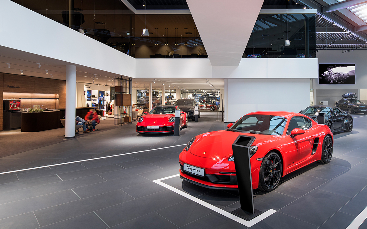 Porsche Zentrum Dortmund Showroom mit rotem 911 roten Cayman