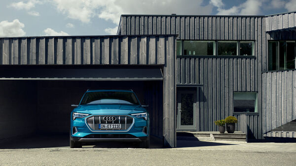 Audi e-tron Frontansicht in Garage