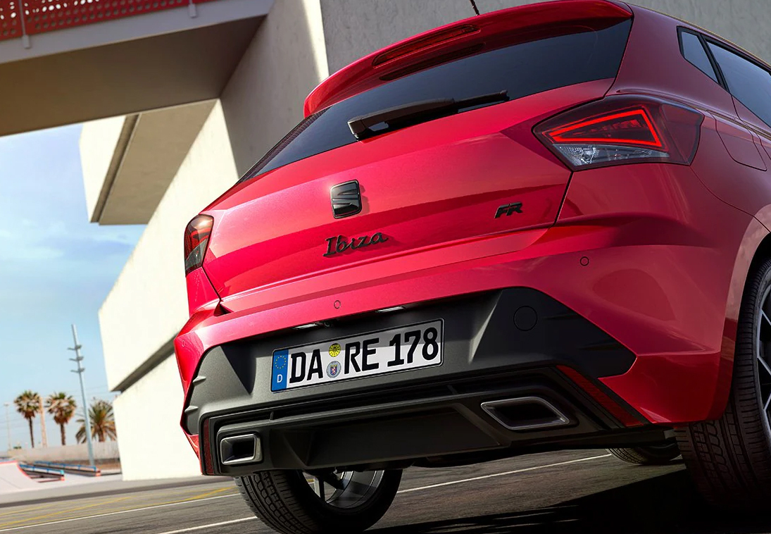 Markante Heckansicht mit sportlichen Akzenten.